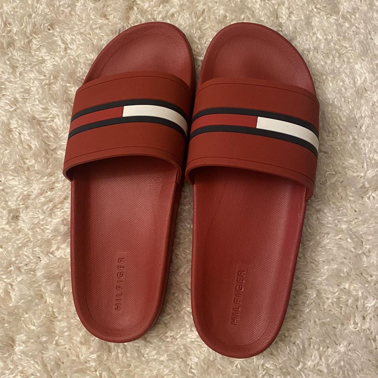 Red tommy deals hilfiger slides