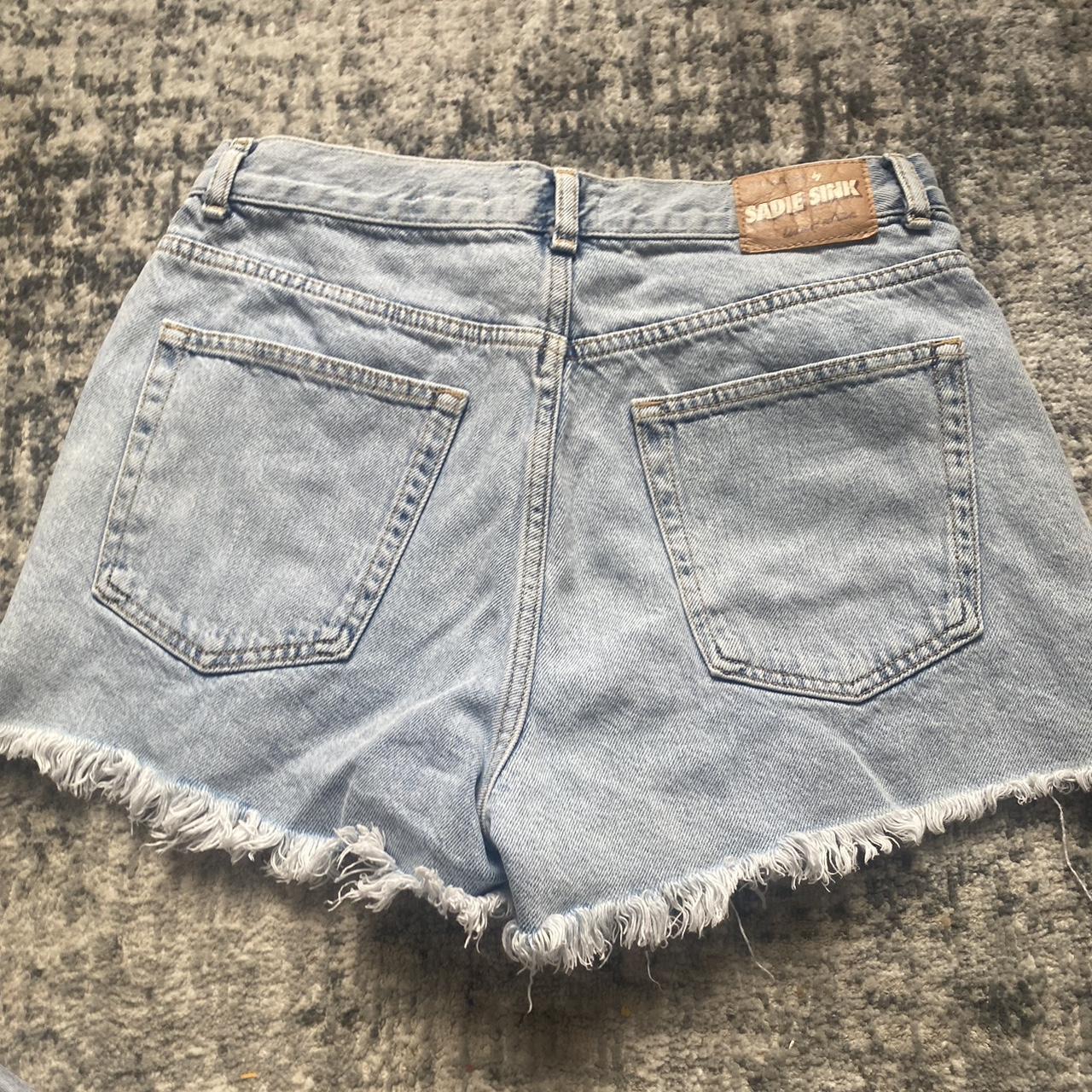 Side ripped nothing a little super glue or stitch - Depop