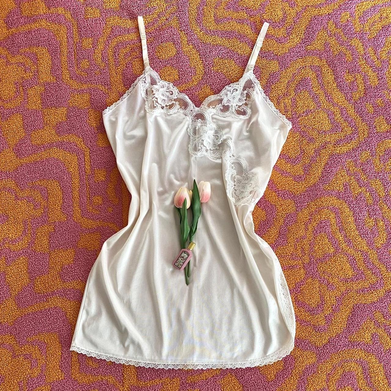 Very cute vintage white slip shorts with lace