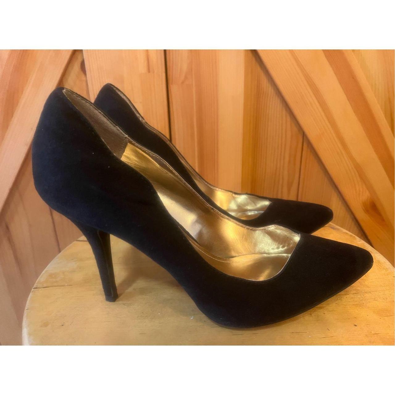 Jennifer Lopez ￼ Black pumps size 8.5M 4” has wear... - Depop