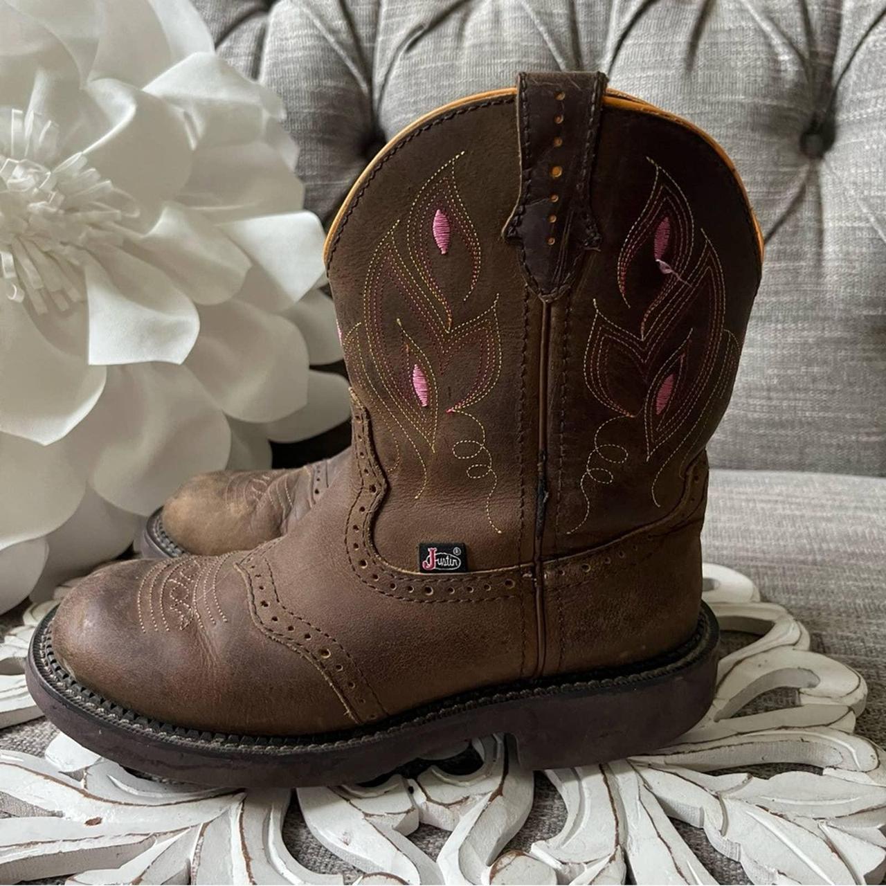 Short ankle hot sale cowgirl boots