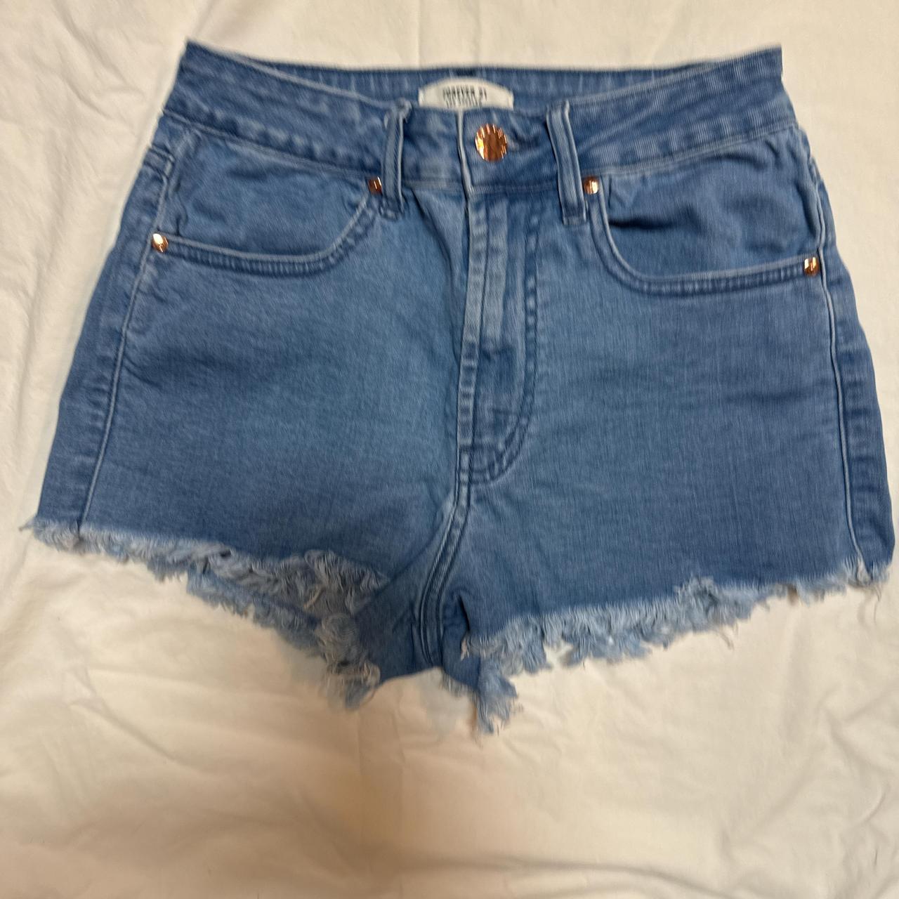 Forever 21 Women's Shorts Blue 24 – Forever 21 light wash raw