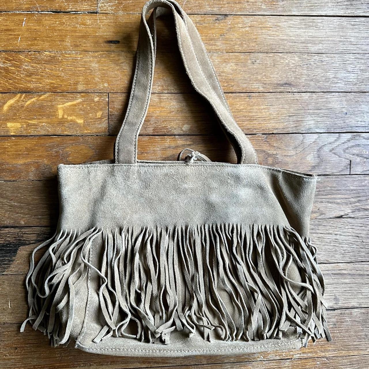 Vintage 90s/y2k tan suede fringe purse. Snaps closed...