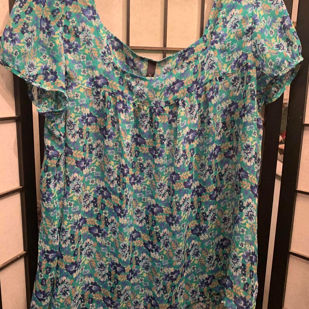 EUC Jessica Simpson Blue Floral Top Size XL - Depop