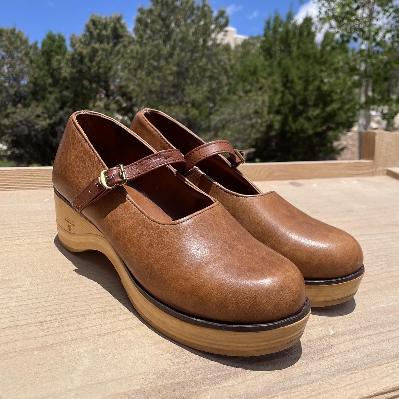 frye clogs