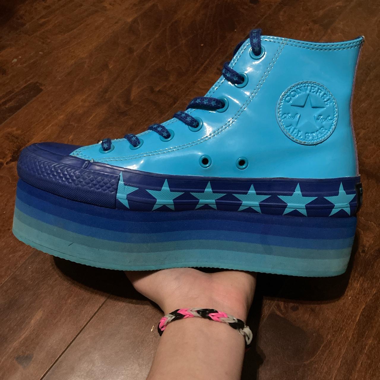 Miley cyrus hotsell blue converse