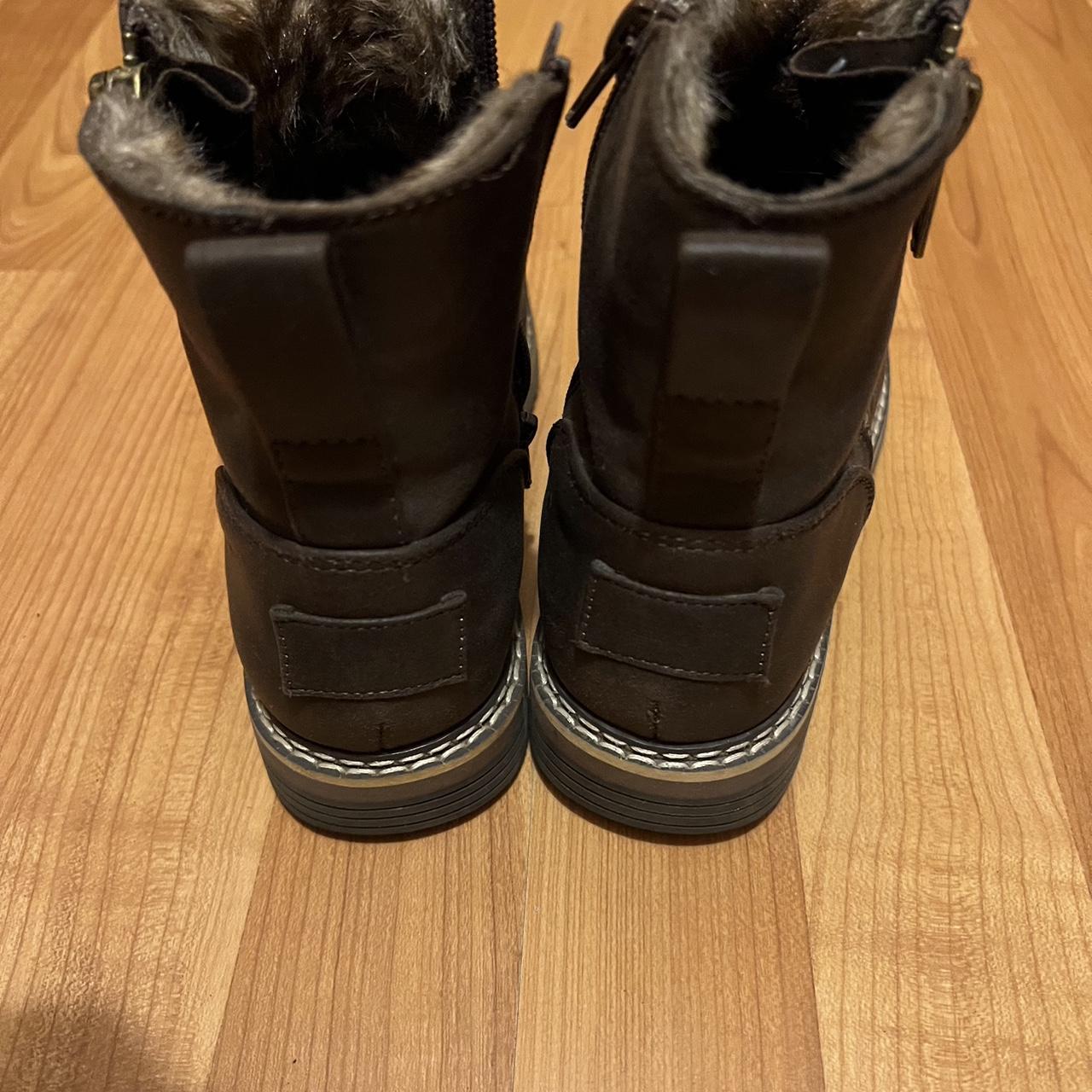 Women’s fur lined leather boots. Side zip Depop