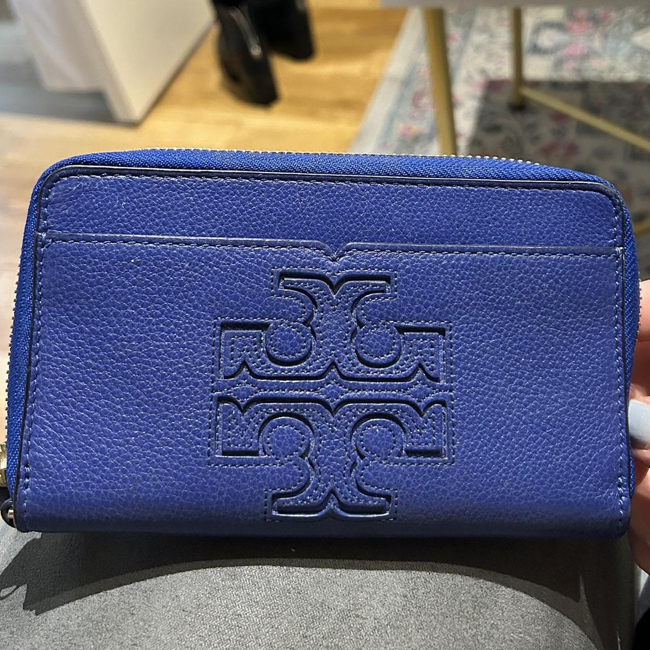 This Tory Burch purse has 2 zippers on the inside - Depop