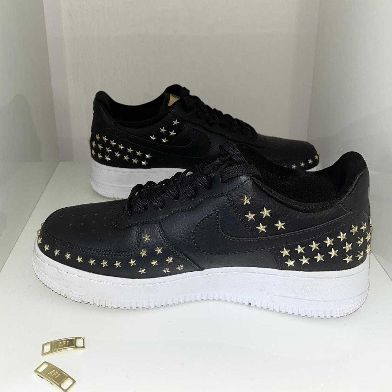 Nike Women's Black and Gold Trainers | Depop