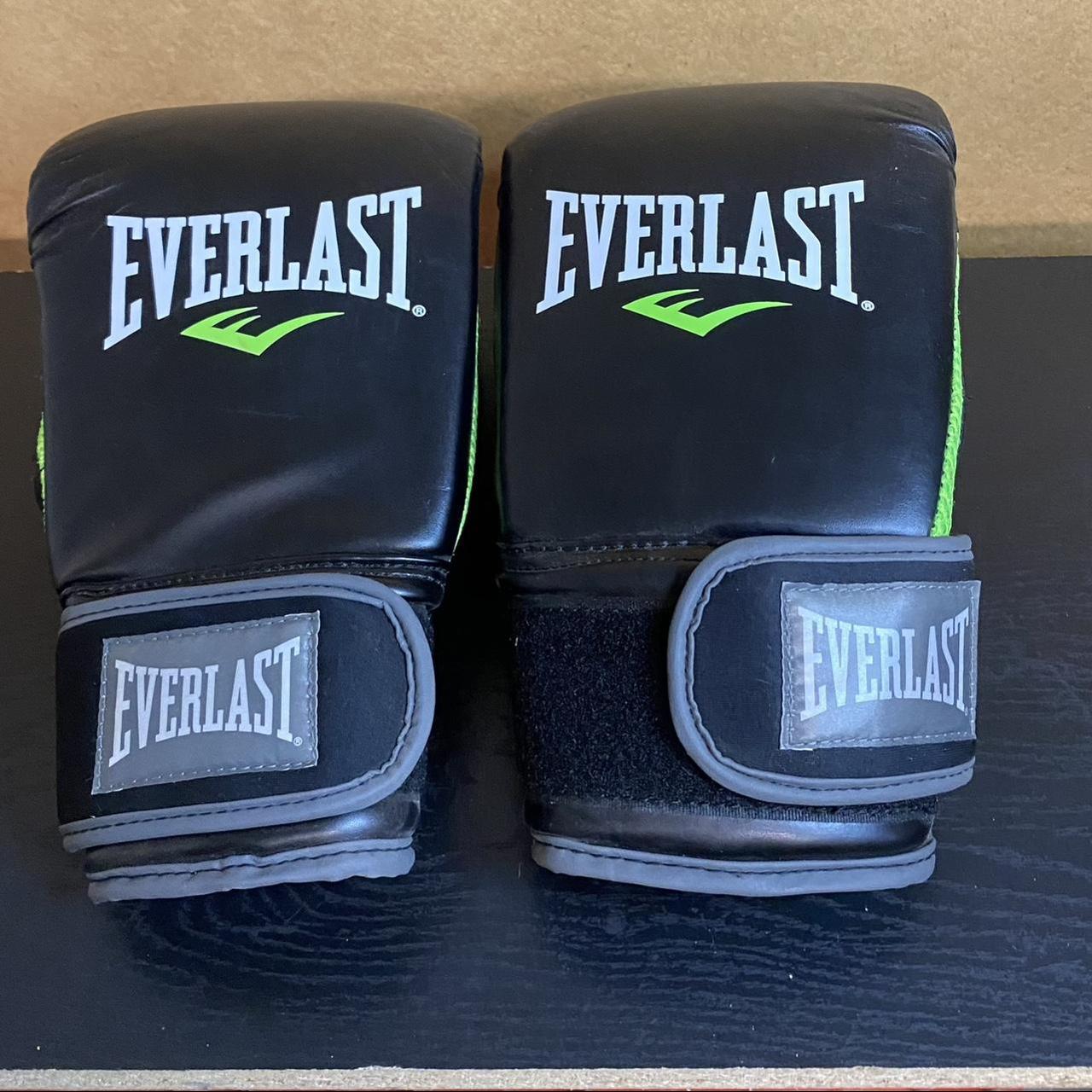 Everlast Men's Black and Green Gloves | Depop