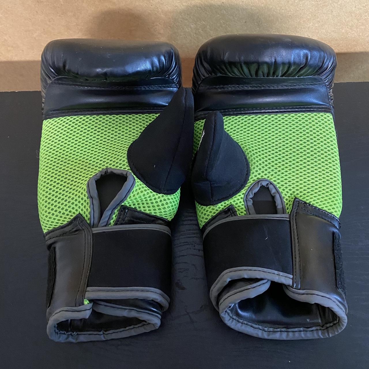 Everlast Men's Black and Green Gloves | Depop