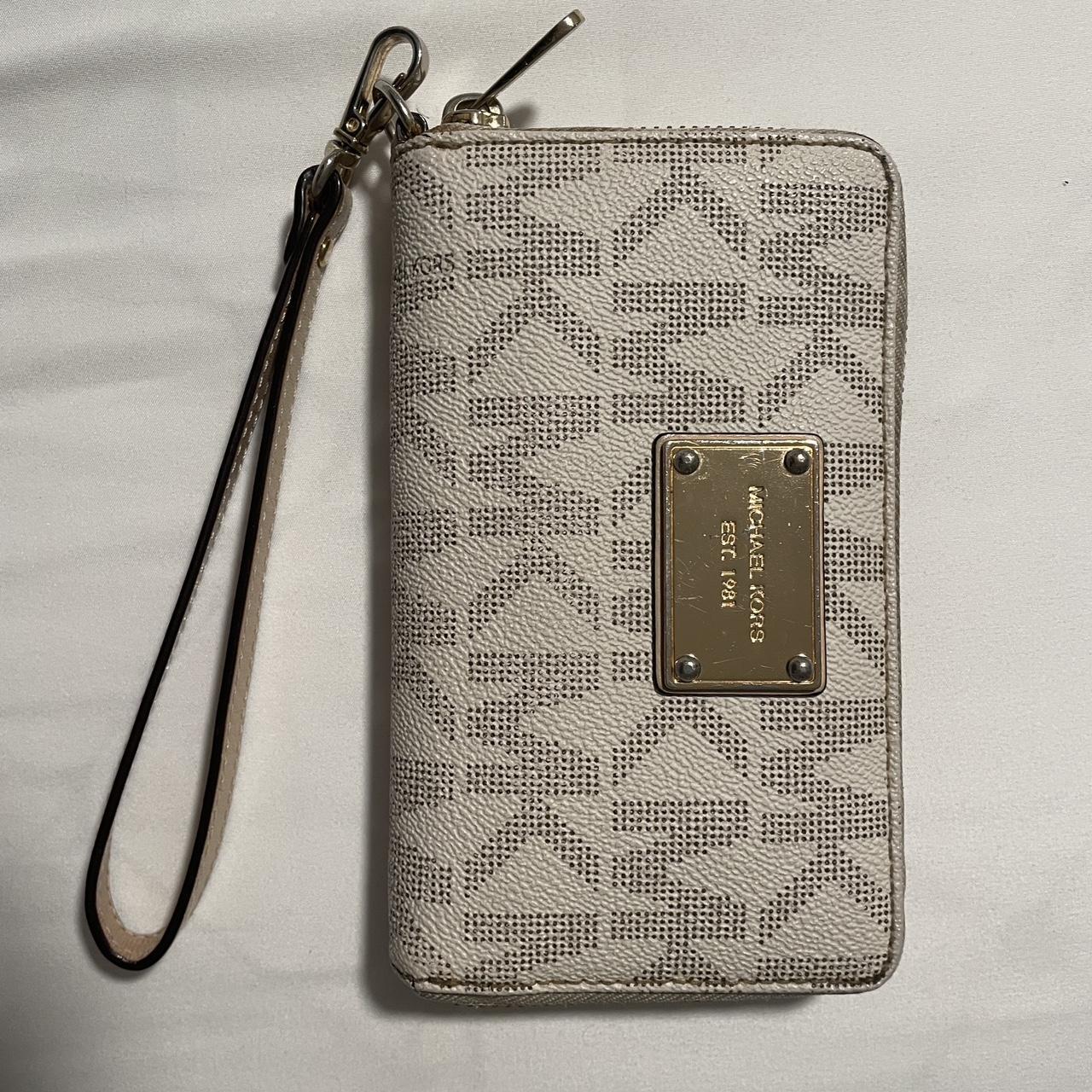 michael kors wristlet! its been loved :) lots of... - Depop