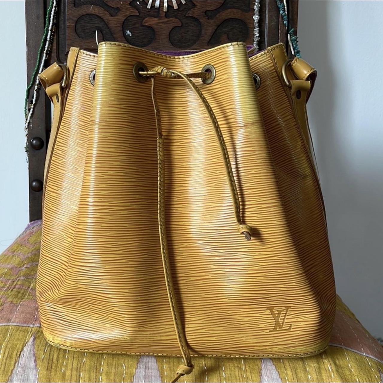 Authentic Louis Vuitton messenger bag. Worn like 5 - Depop