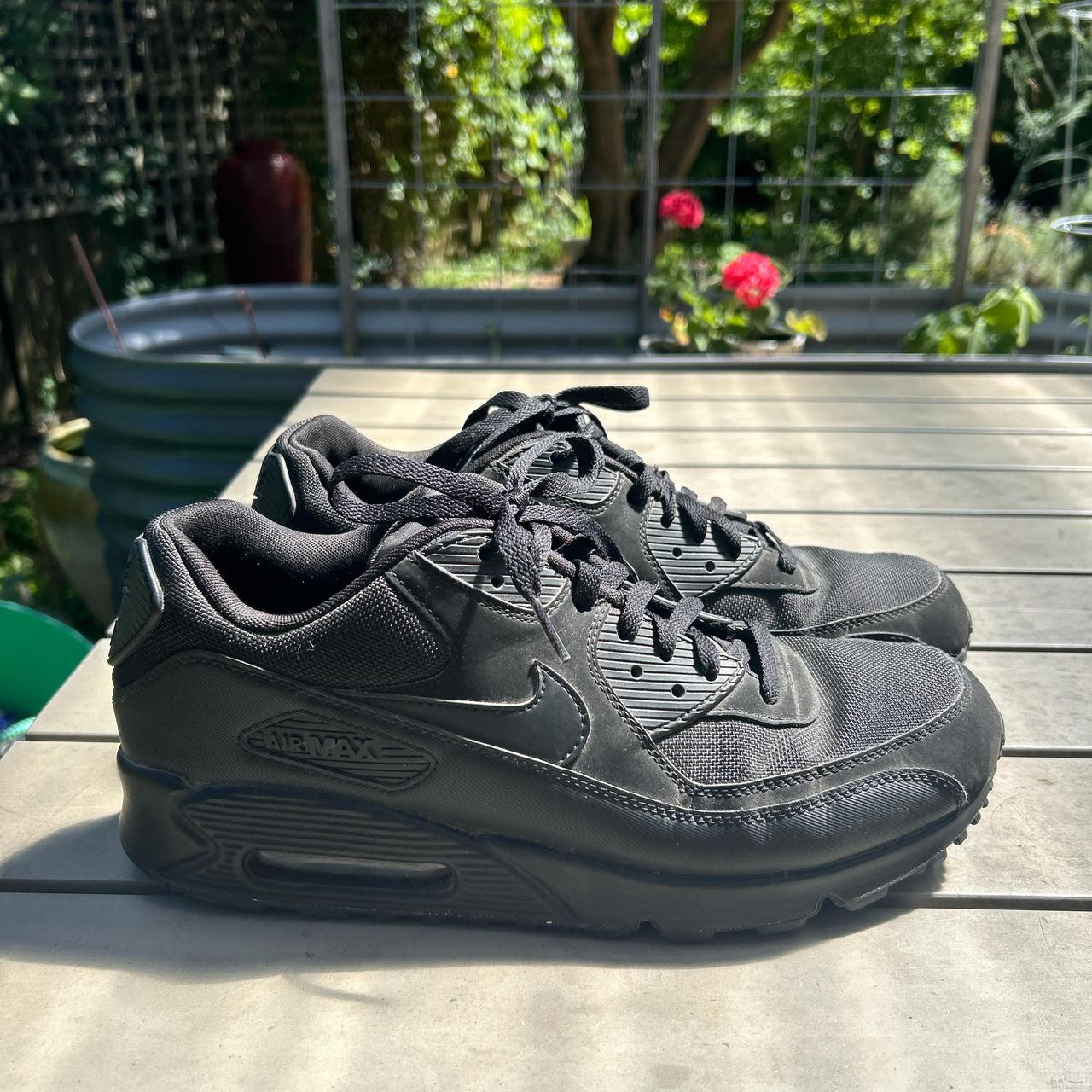 triple black trainers nike