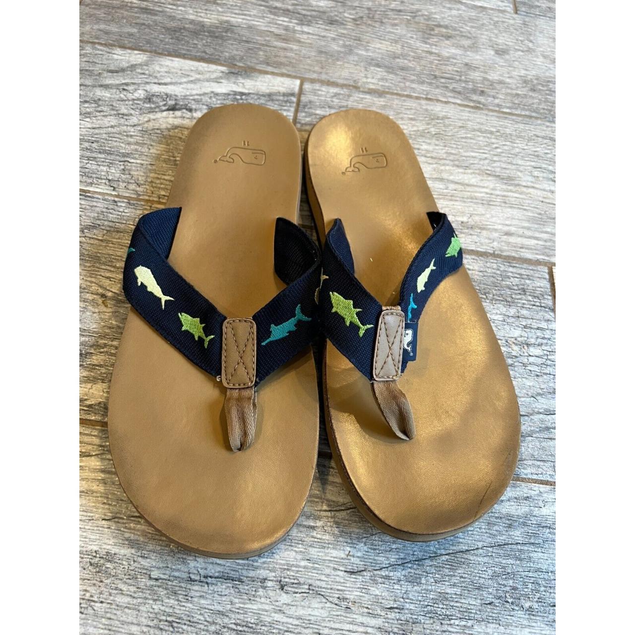 Vineyard vines leather hot sale flip flops