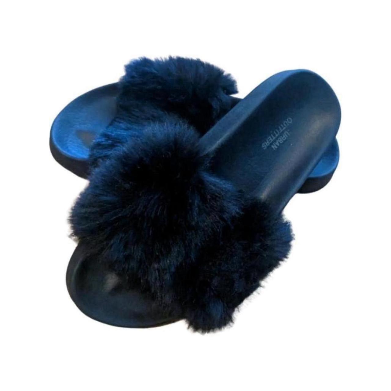 Urban outfitters hot sale fluffy slides