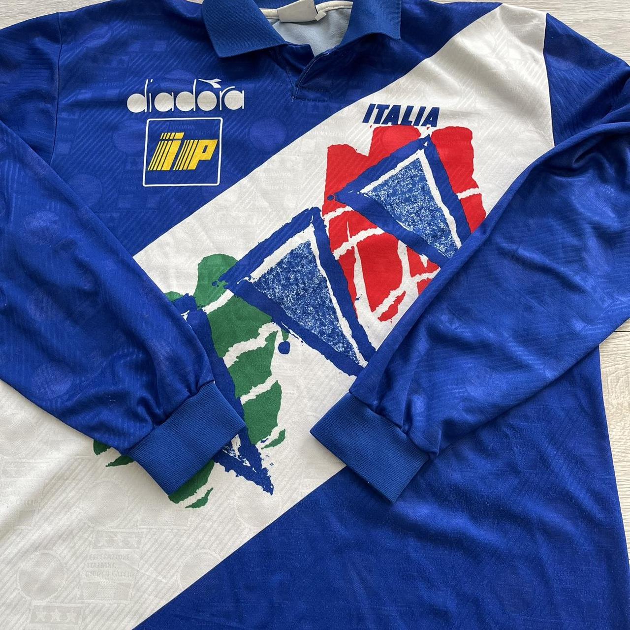 Italy player issue training top from 1994 Depop