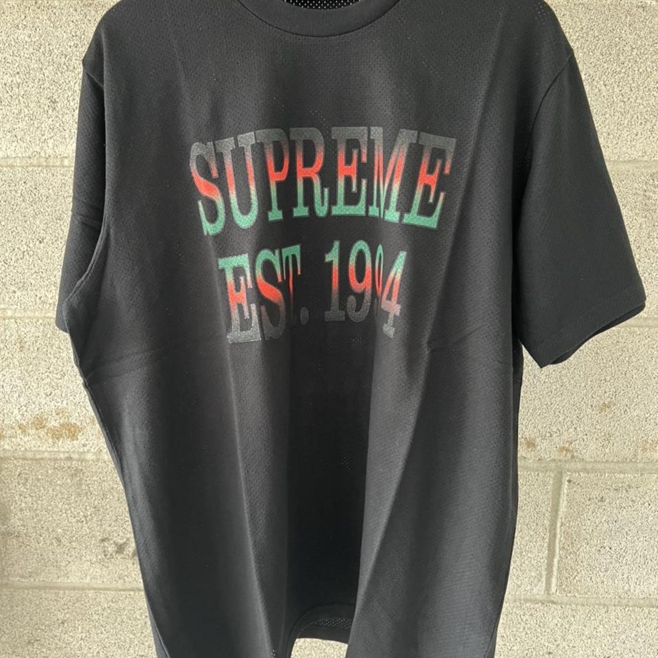 Gradient logo outlet tee supreme