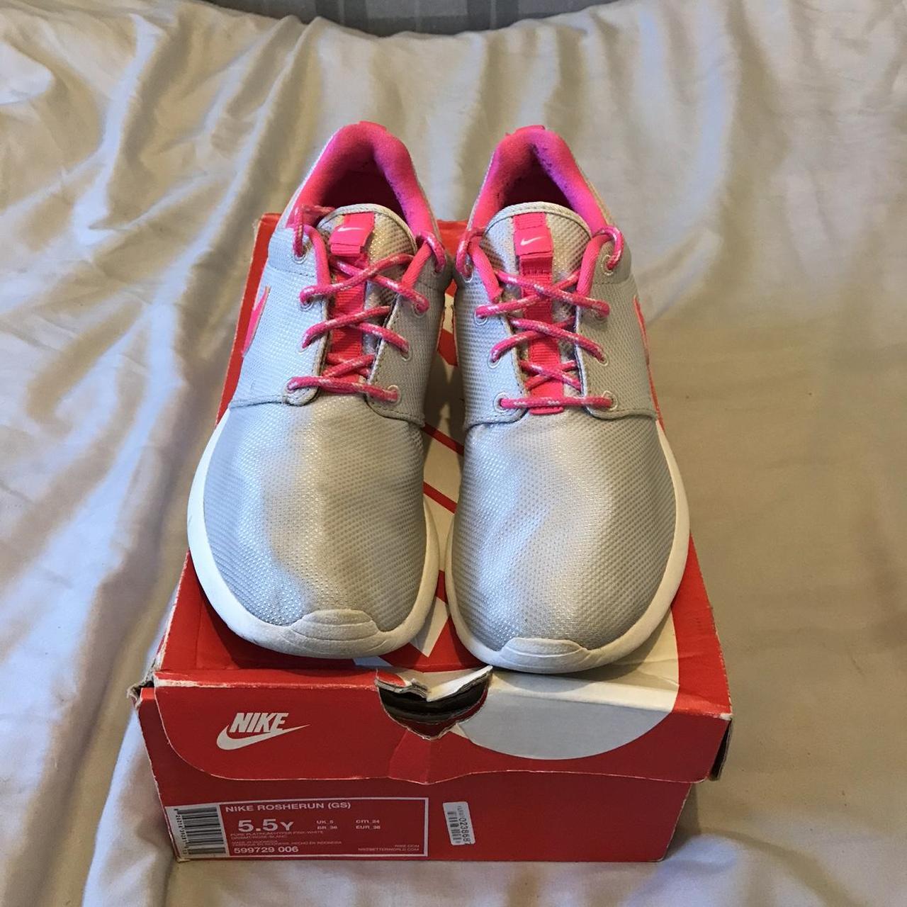 grey and pink roshe run