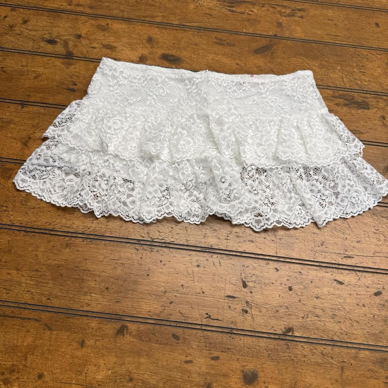 Edikted Women's Skirt - White - S – Edikted Tiere… - image 1