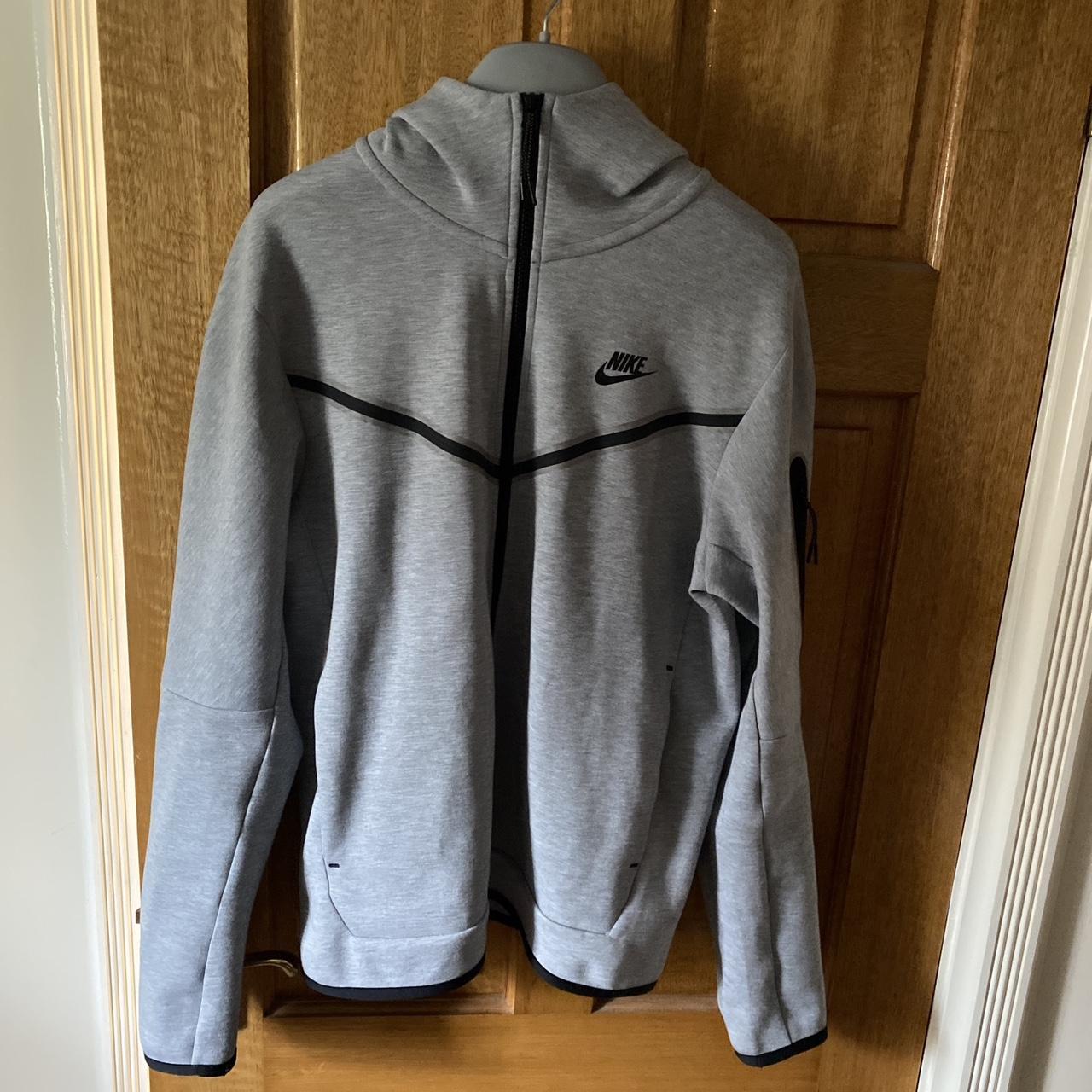 Grey Nike Tech Fleece Size M - Depop