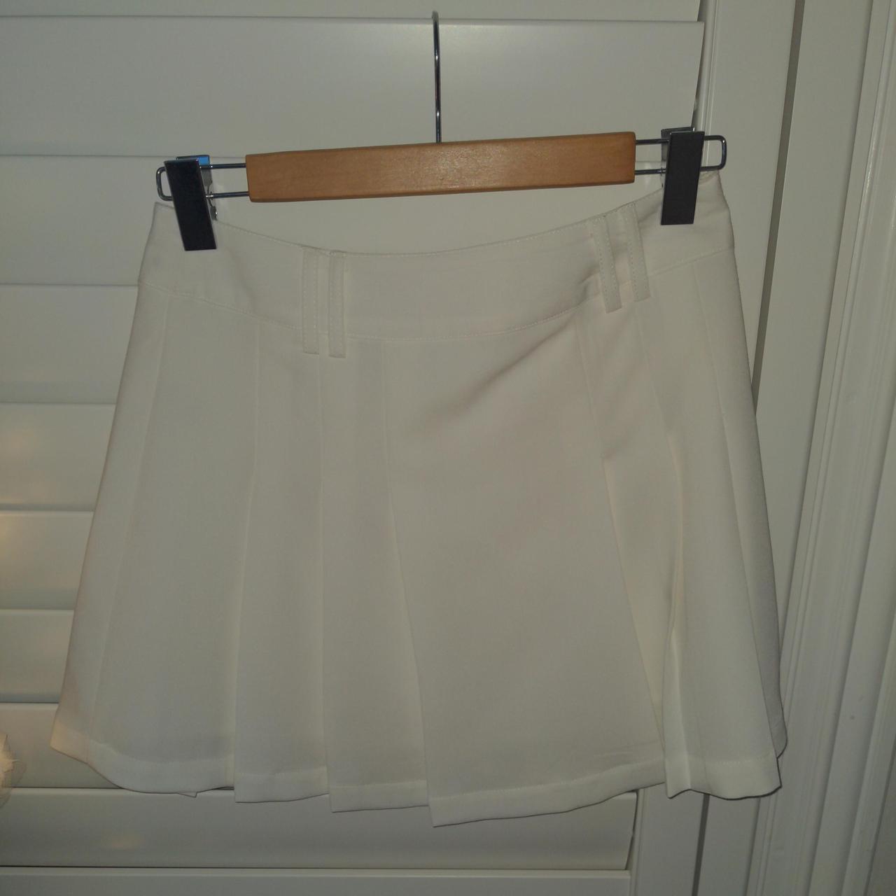 Glassons white tennis skirt size 8, never been worn... Depop
