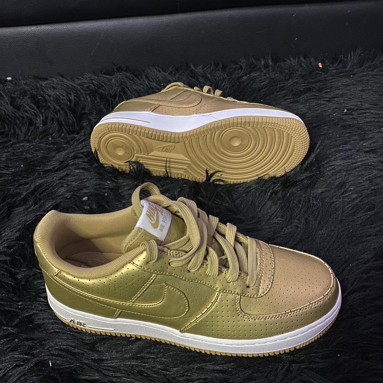 Nike air force 1 lv8 store womens gold