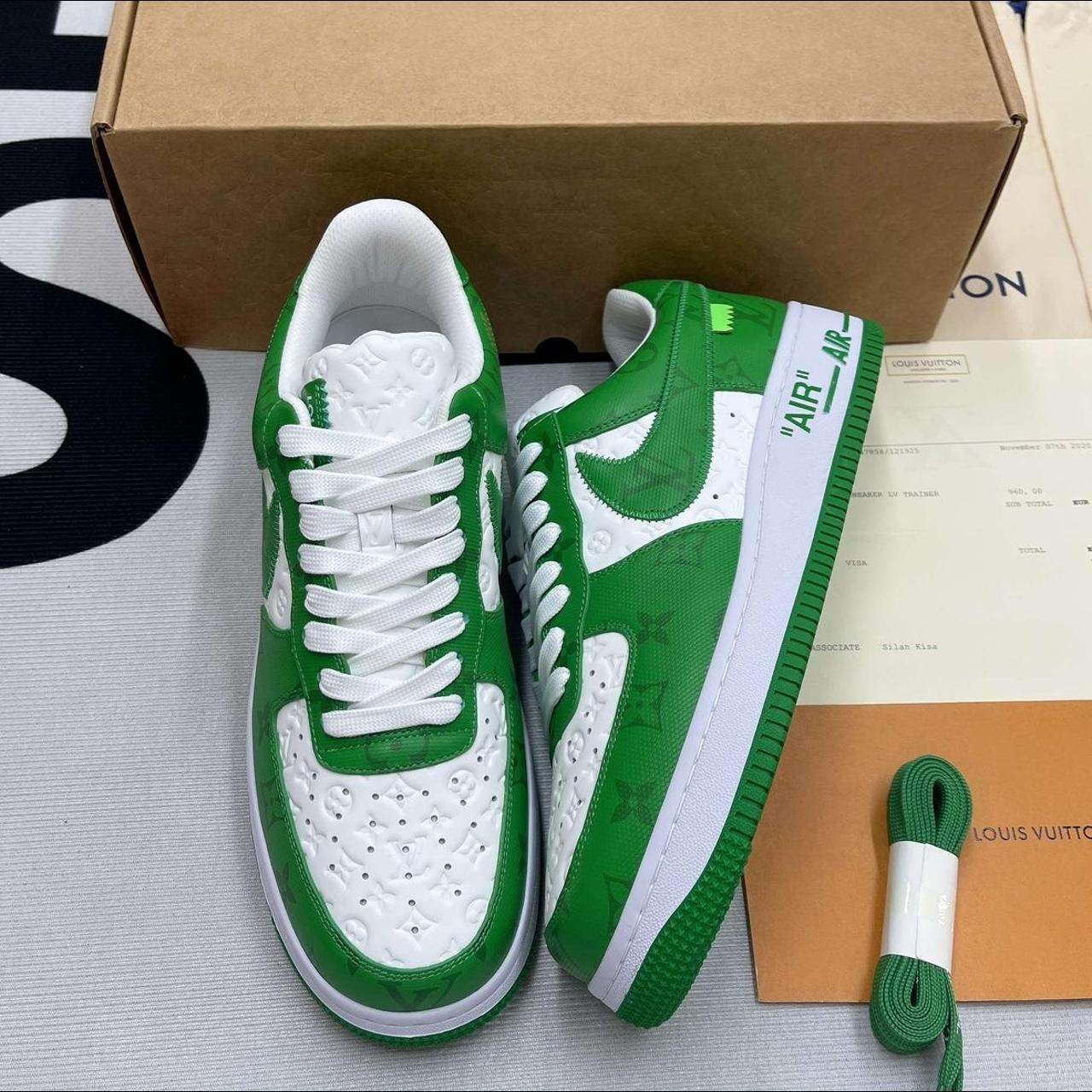 Nike Men's White and Green Trainers | Depop