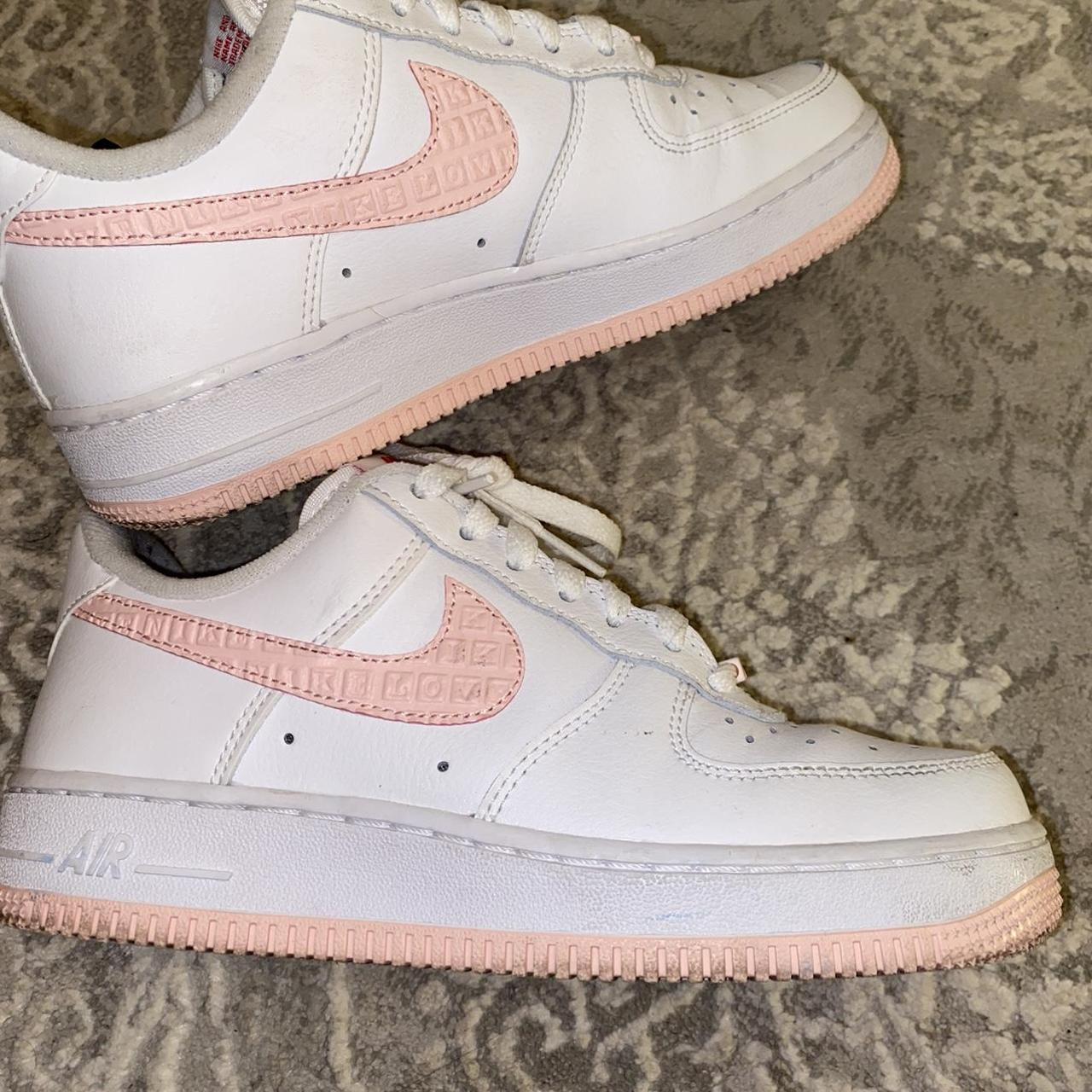 Nike Women's White and Pink Trainers | Depop