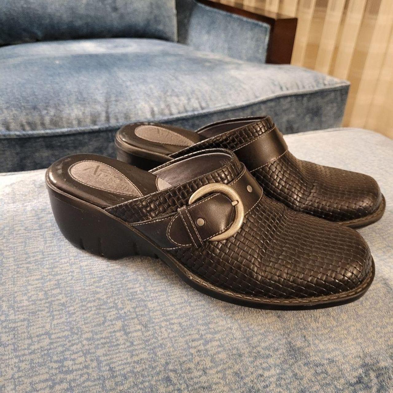 Clarks woven store leather clogs