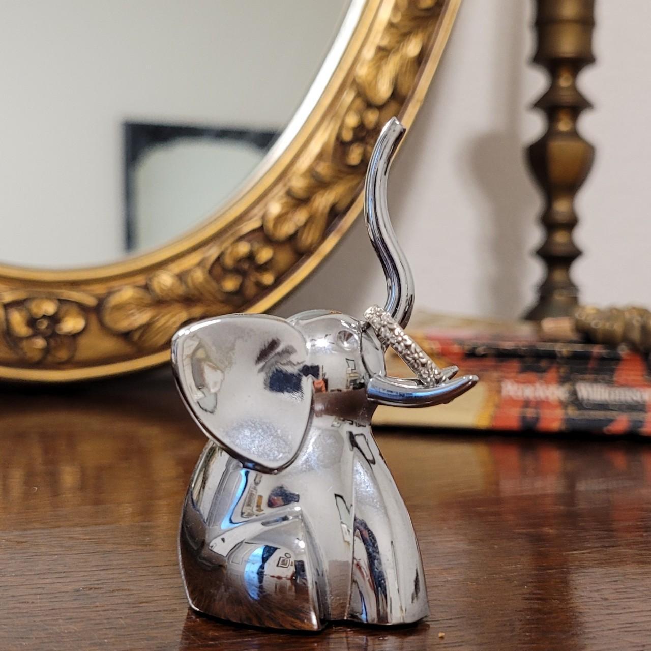 Elephant ring store holder