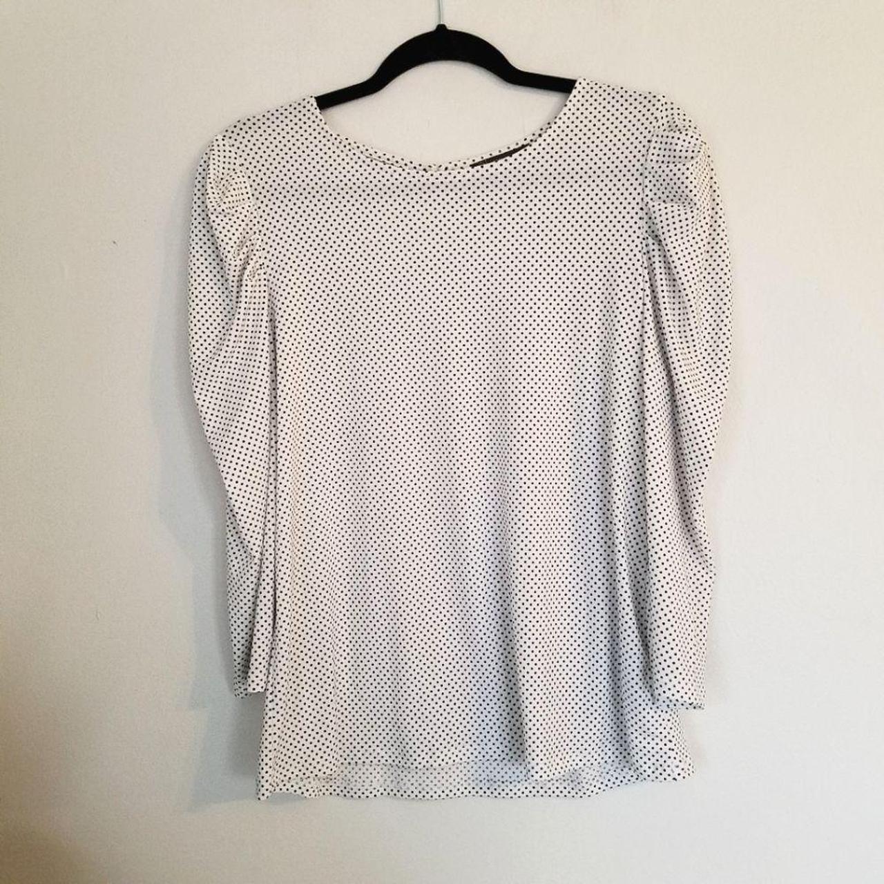 Cute Adrianna Papell top. Features a black and white Depop