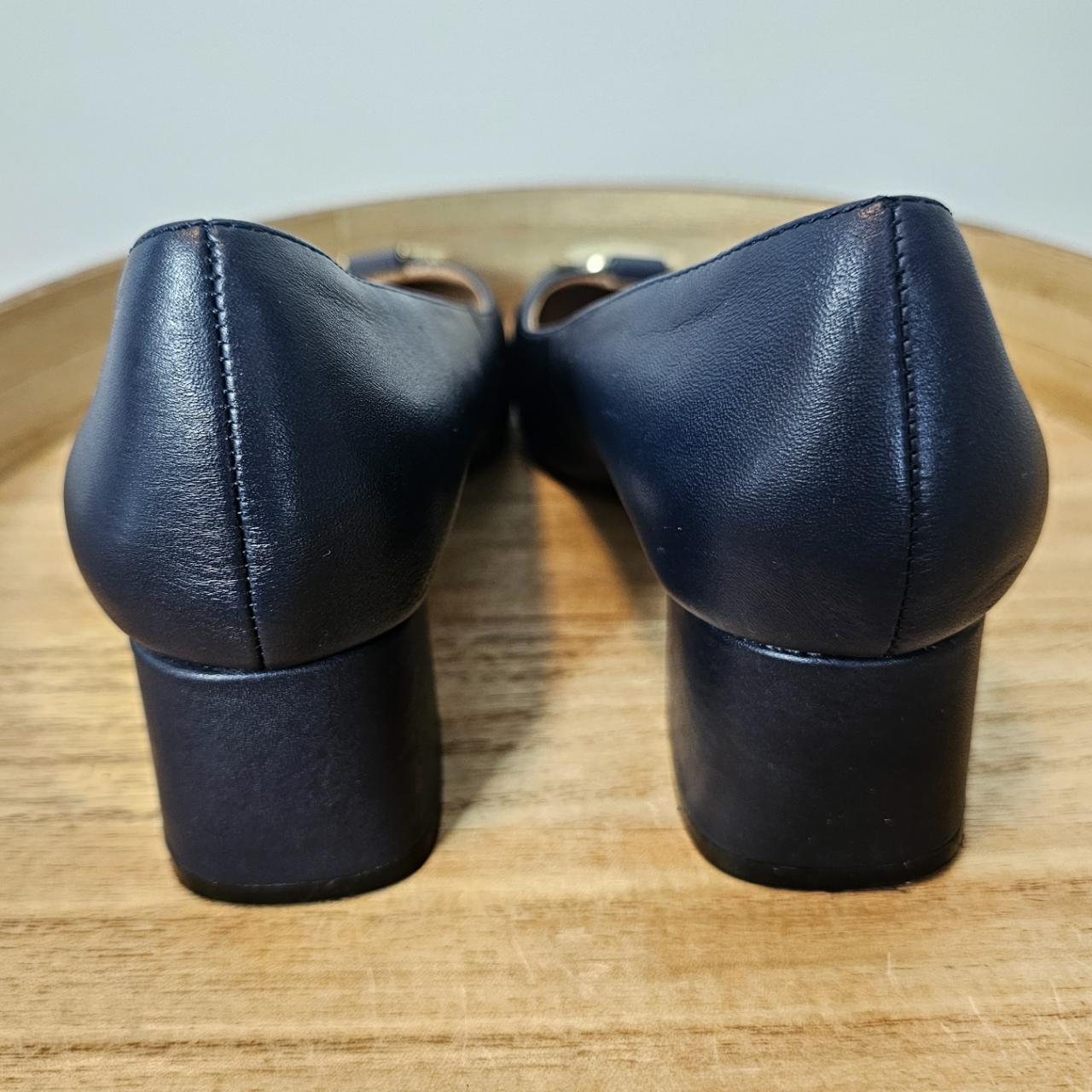 TAHARI Mavis Pump Navy Heels Size 7.5... - Depop