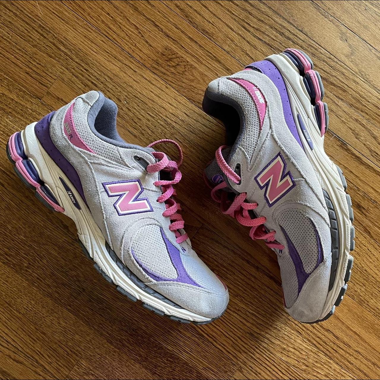 New Balance Men's Grey and Pink Trainers | Depop