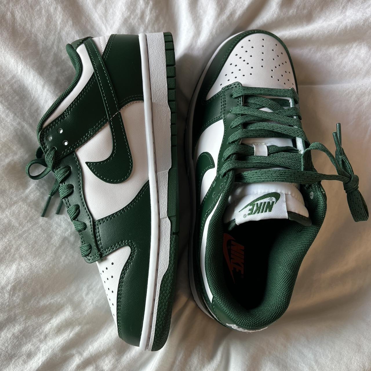 Nike Women's Green and White Trainers | Depop