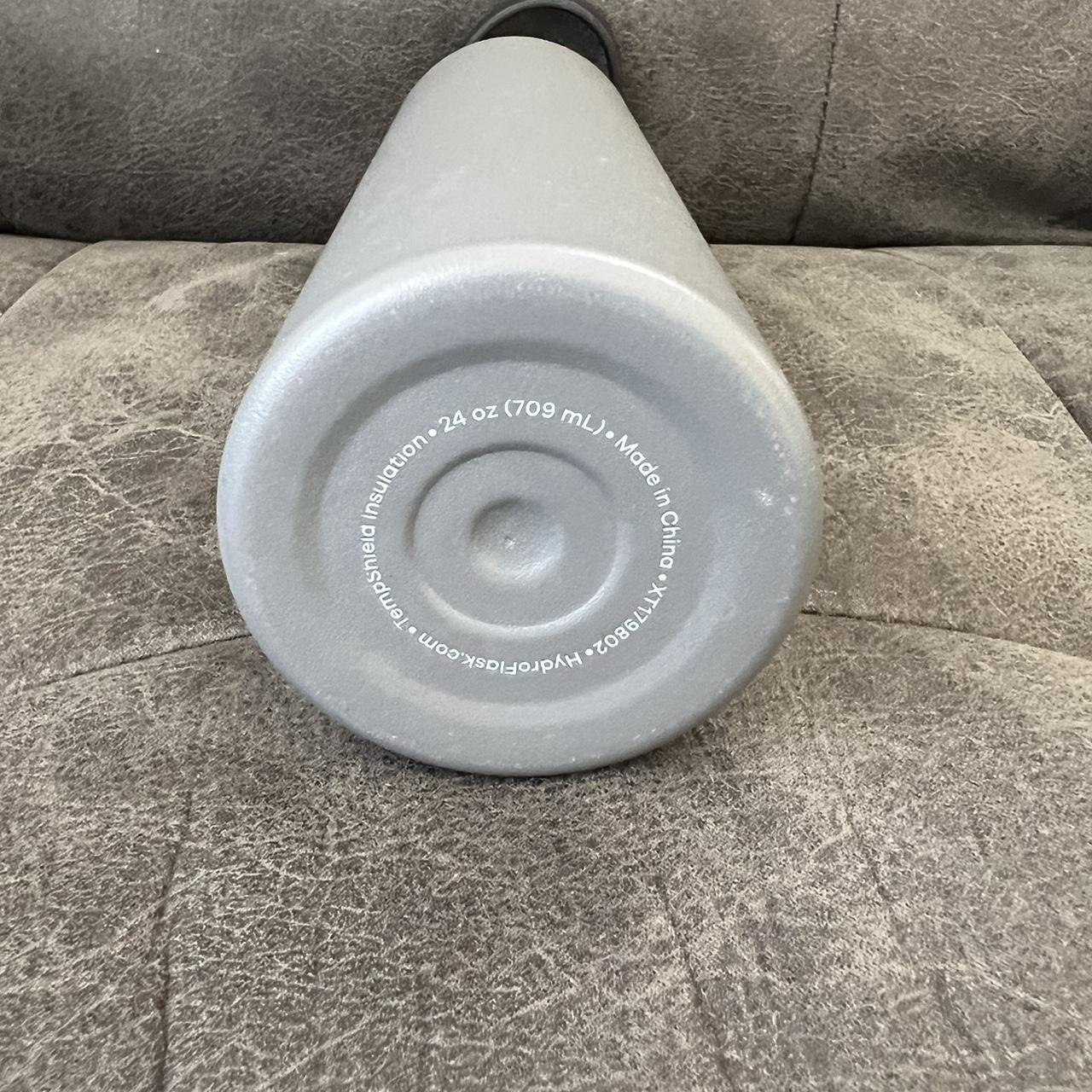 Silver 24 oz hydroflask with blue bottom - Depop