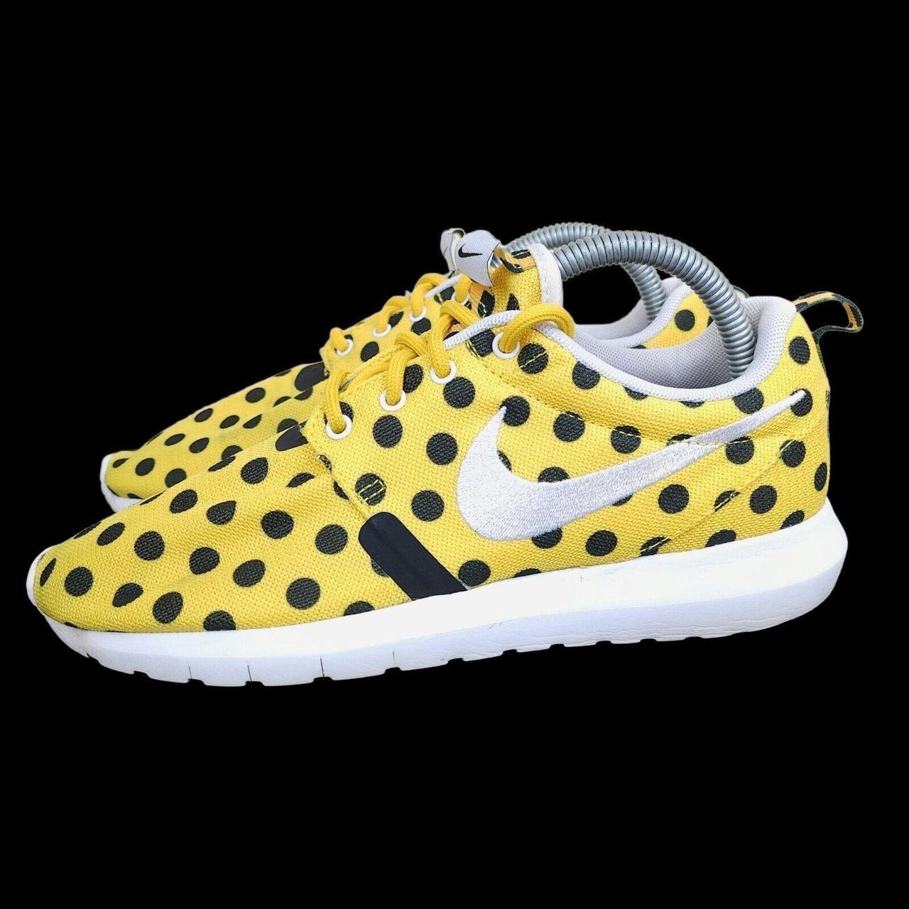 Nike roshe run white black dots best sale