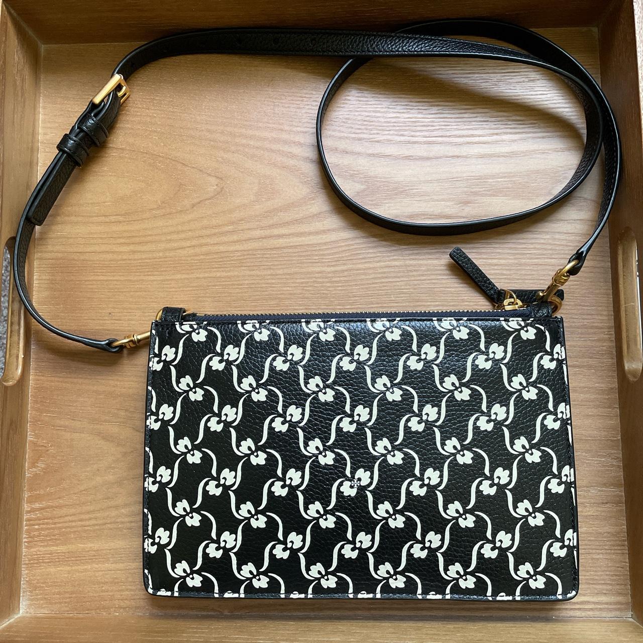 This Tory Burch purse has 2 zippers on the inside - Depop