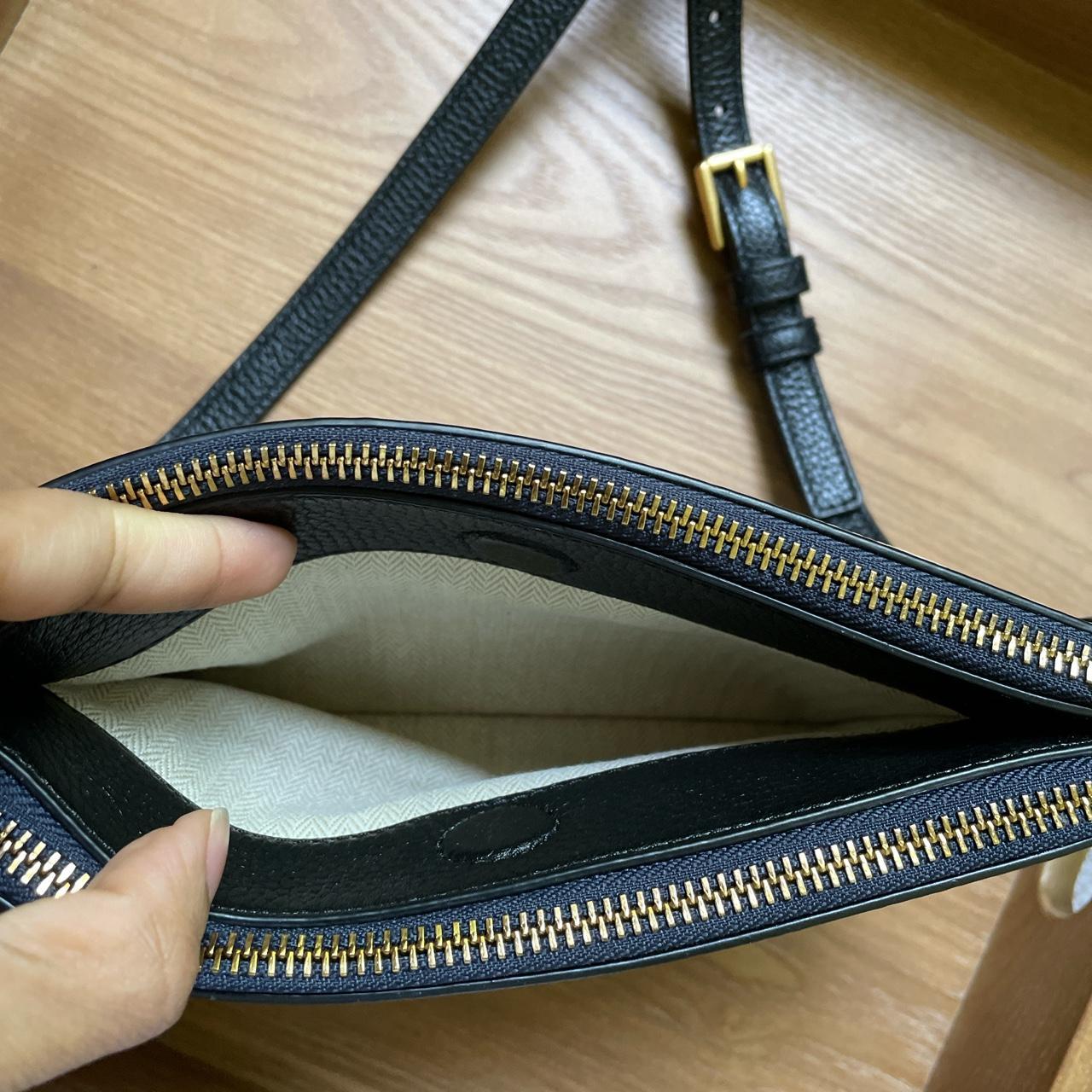 This Tory Burch purse has 2 zippers on the inside - Depop