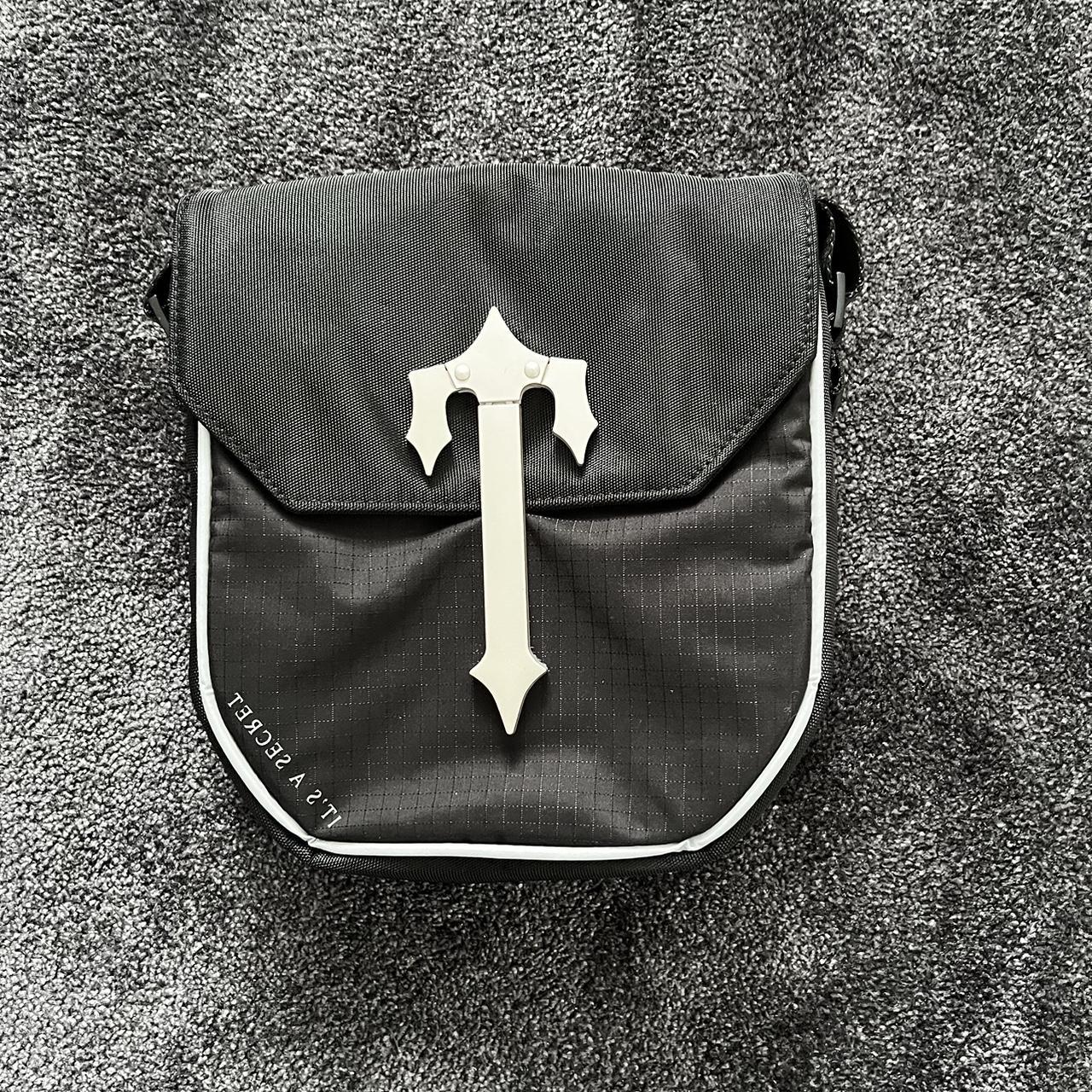 TRAPSTAR COBRA T BAG BLACK / REFLECTIVE BRAND... Depop
