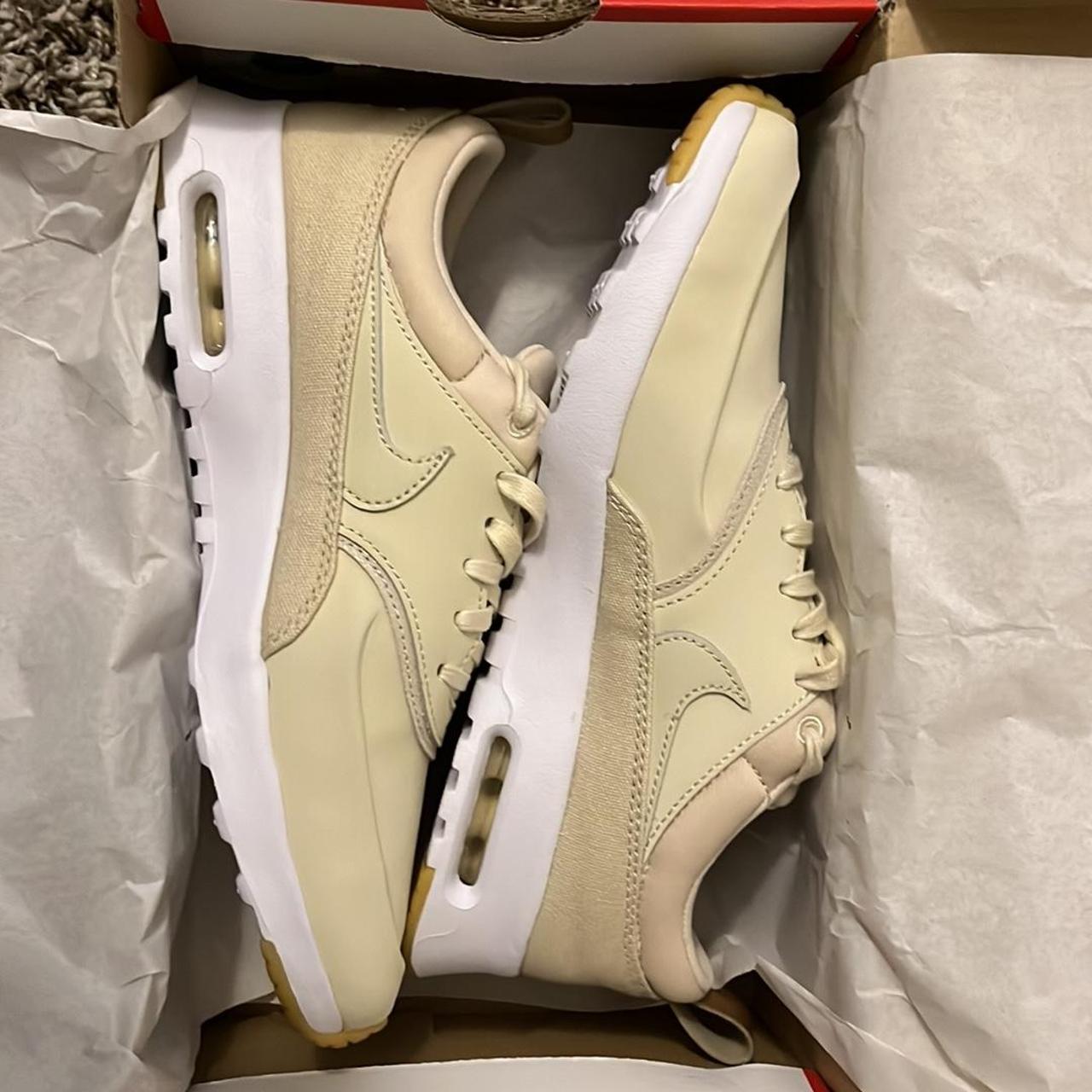 nike air max thea white gold