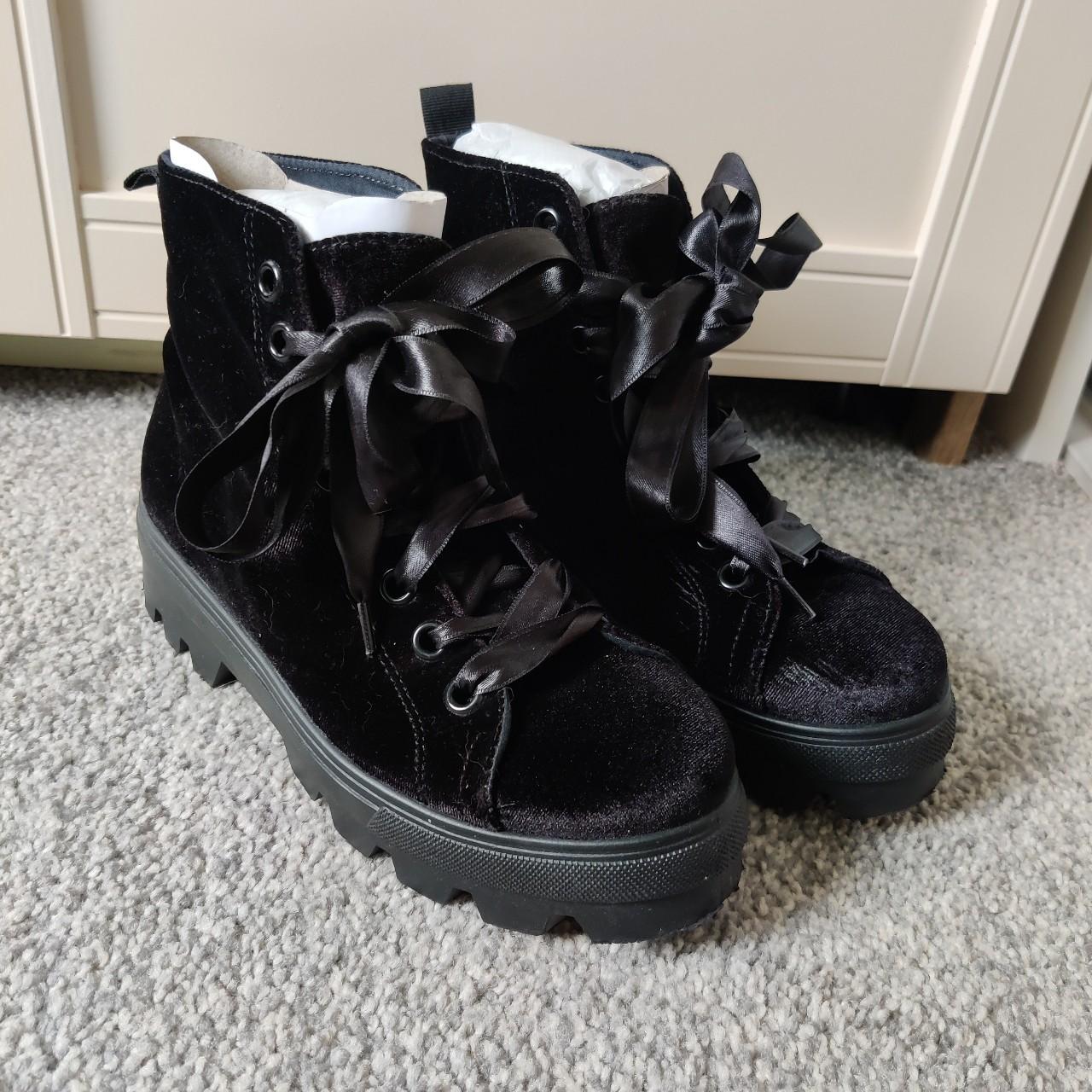 Black boots with ribbon laces best sale