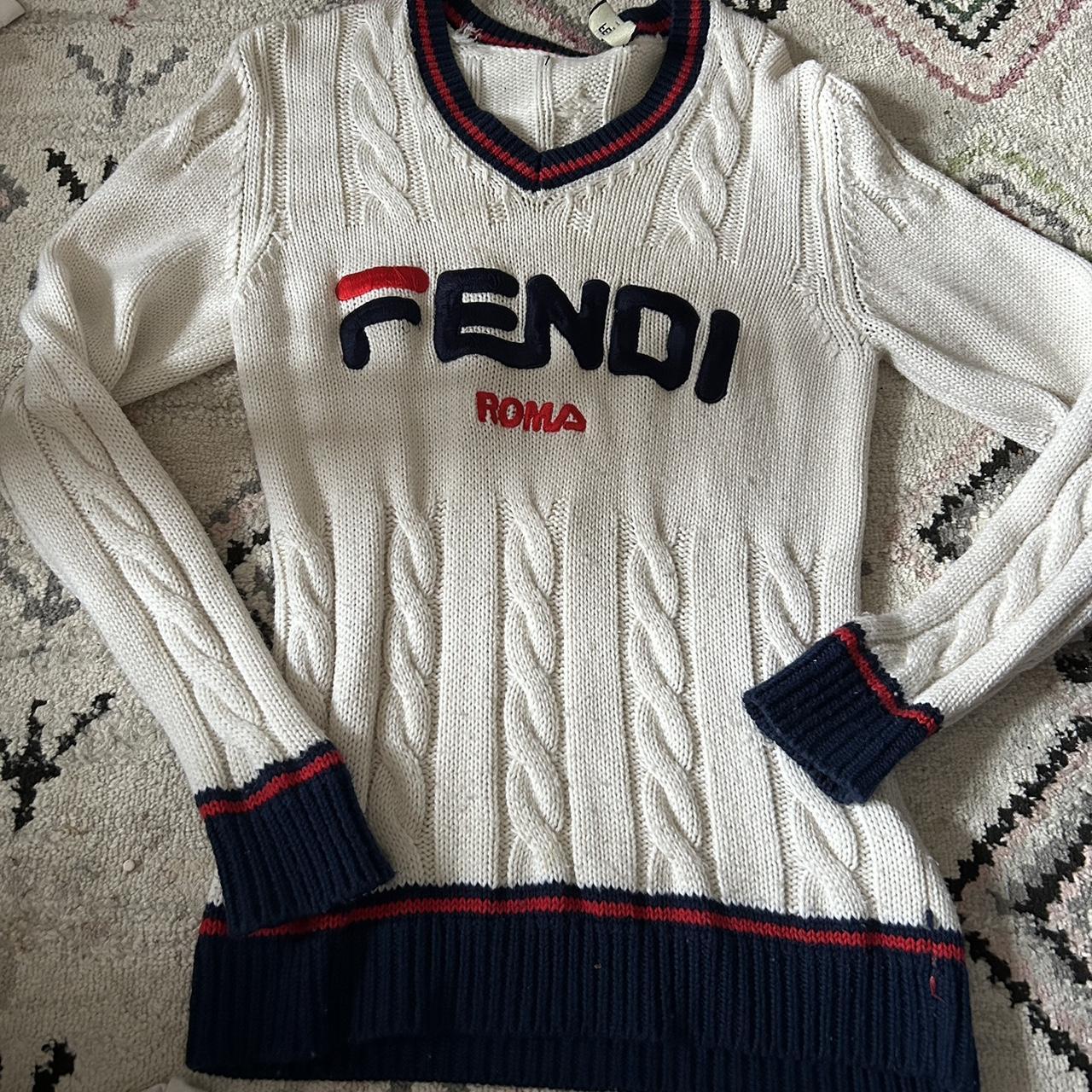 異色のコラボ【FENDI×FILA / フェンディ×フィラ】より ロゴ刺繍