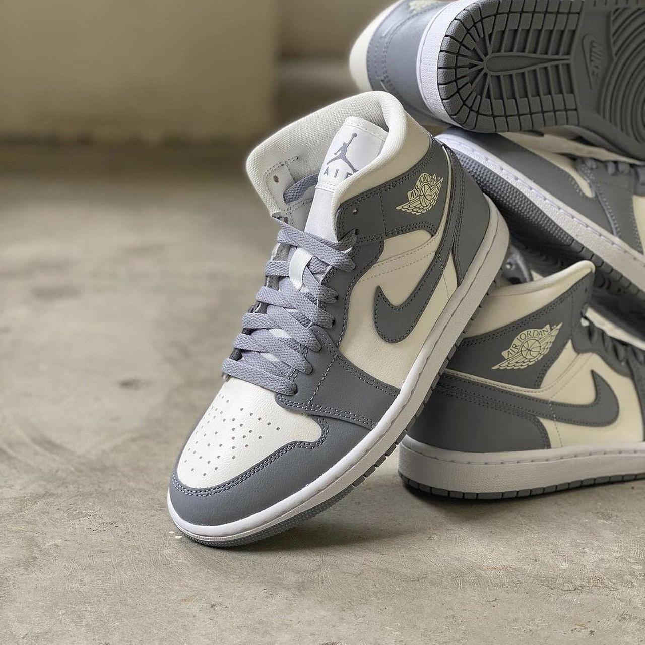 Jordan Women's Grey and White Trainers (4)
