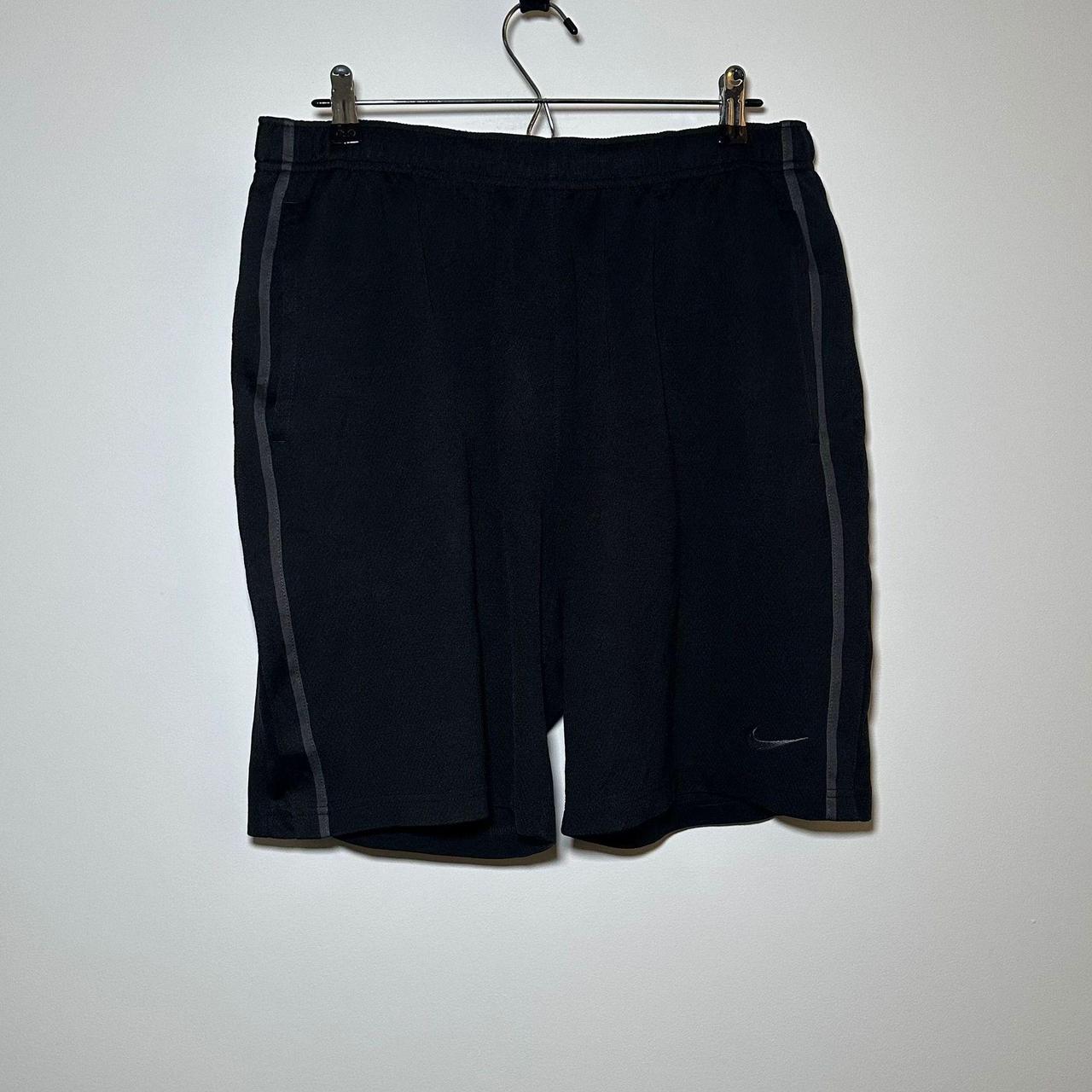 shirts to wear with black nike shorts