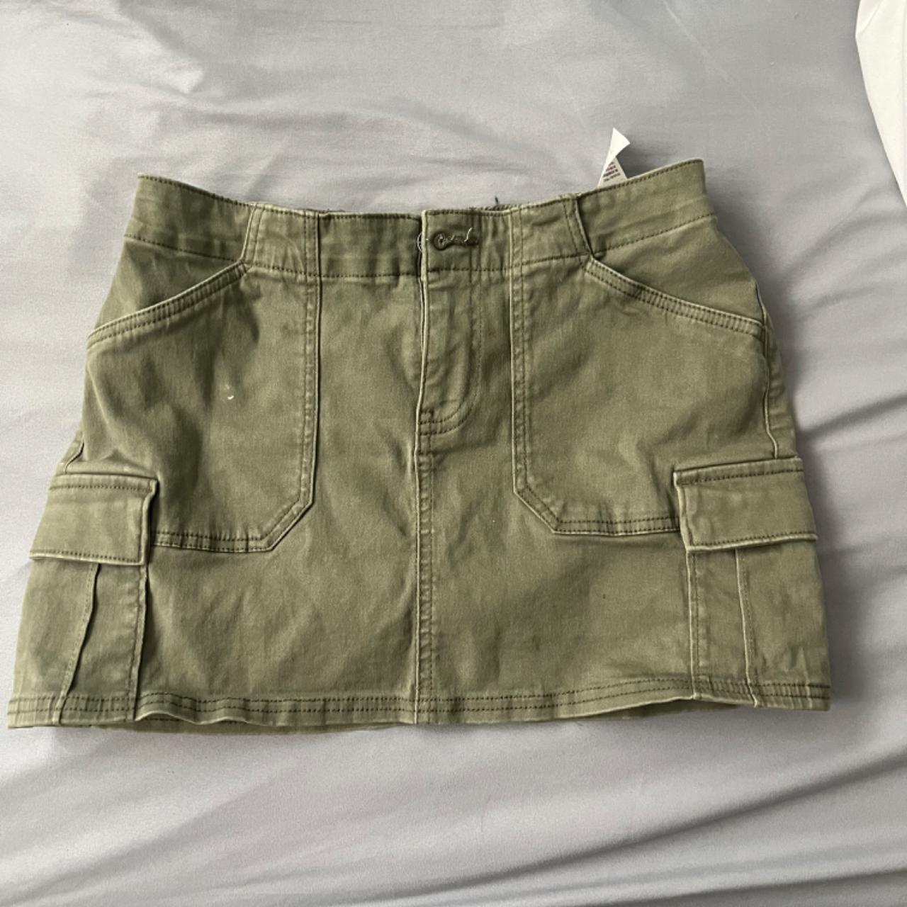 low rise army green cargo skirt ♡ Hollister size... Depop