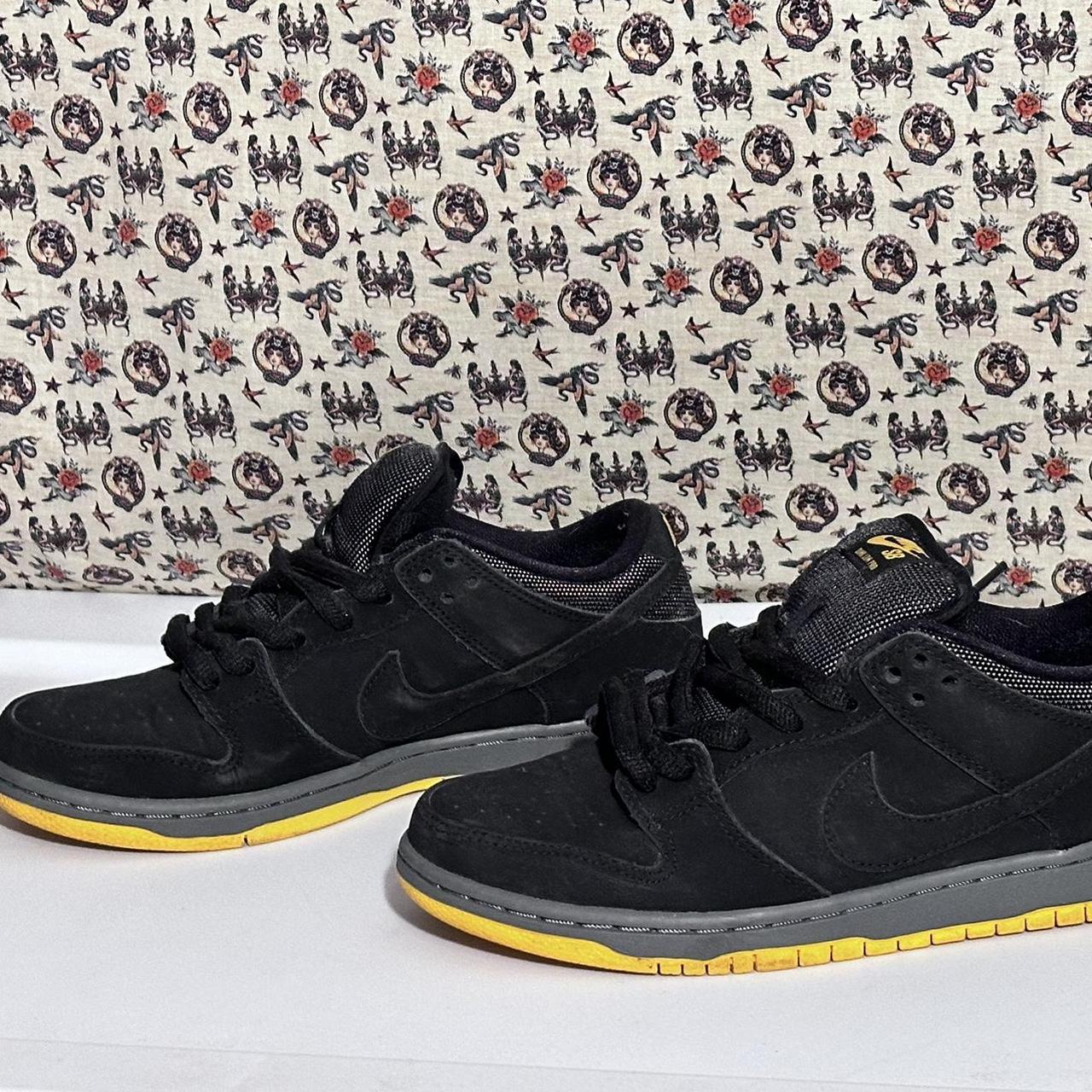 Nike sb dunk low black university gold best sale