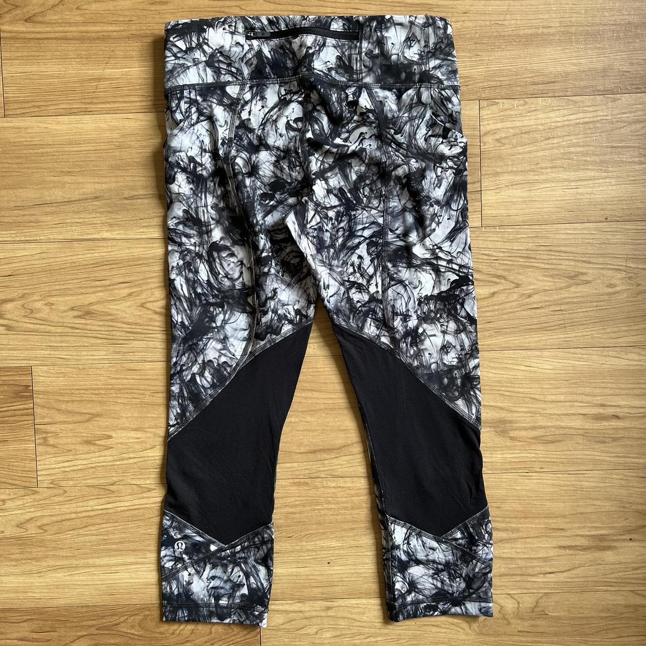 Lululemon Women Crop Black and White Abstract