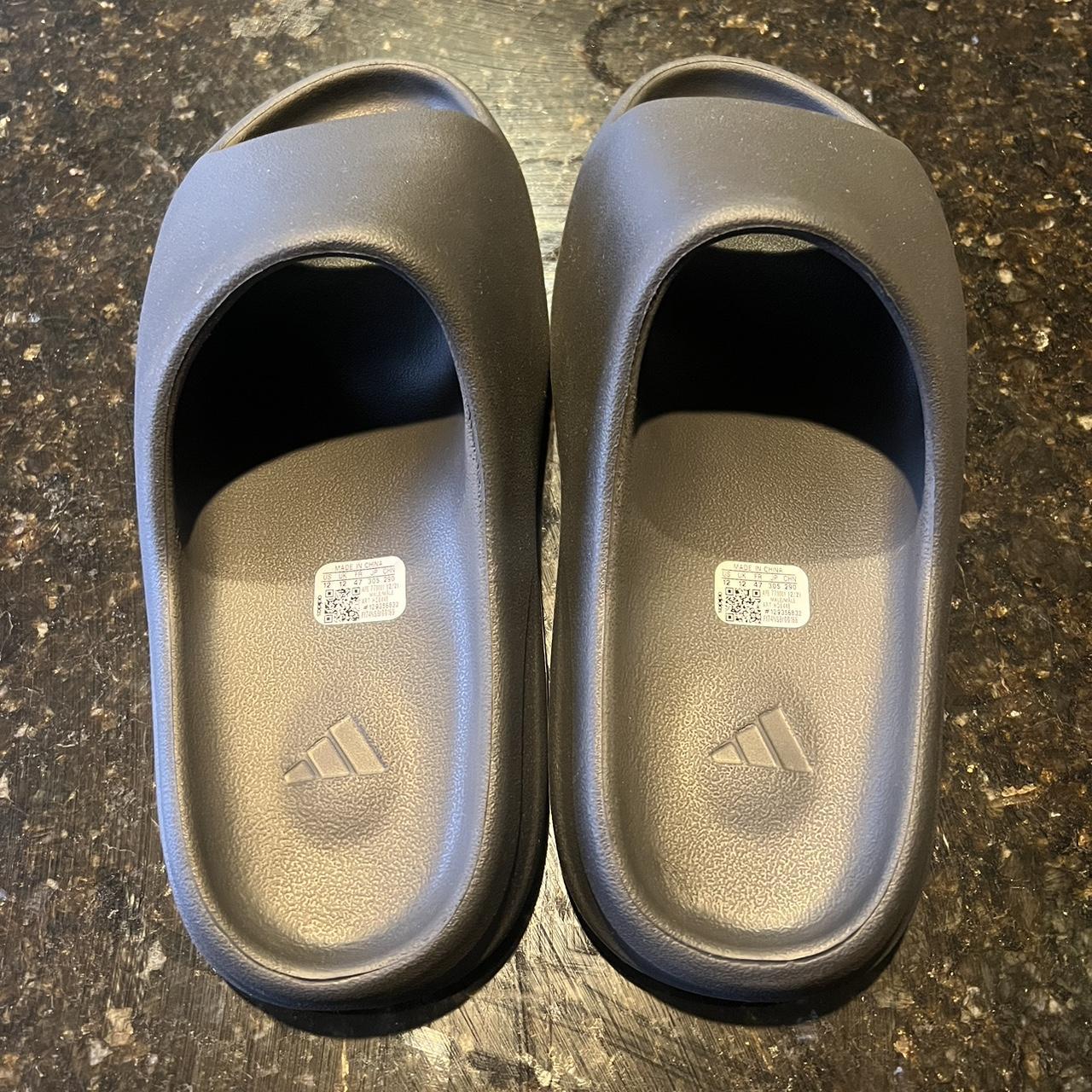 yeezy slides men footlocker