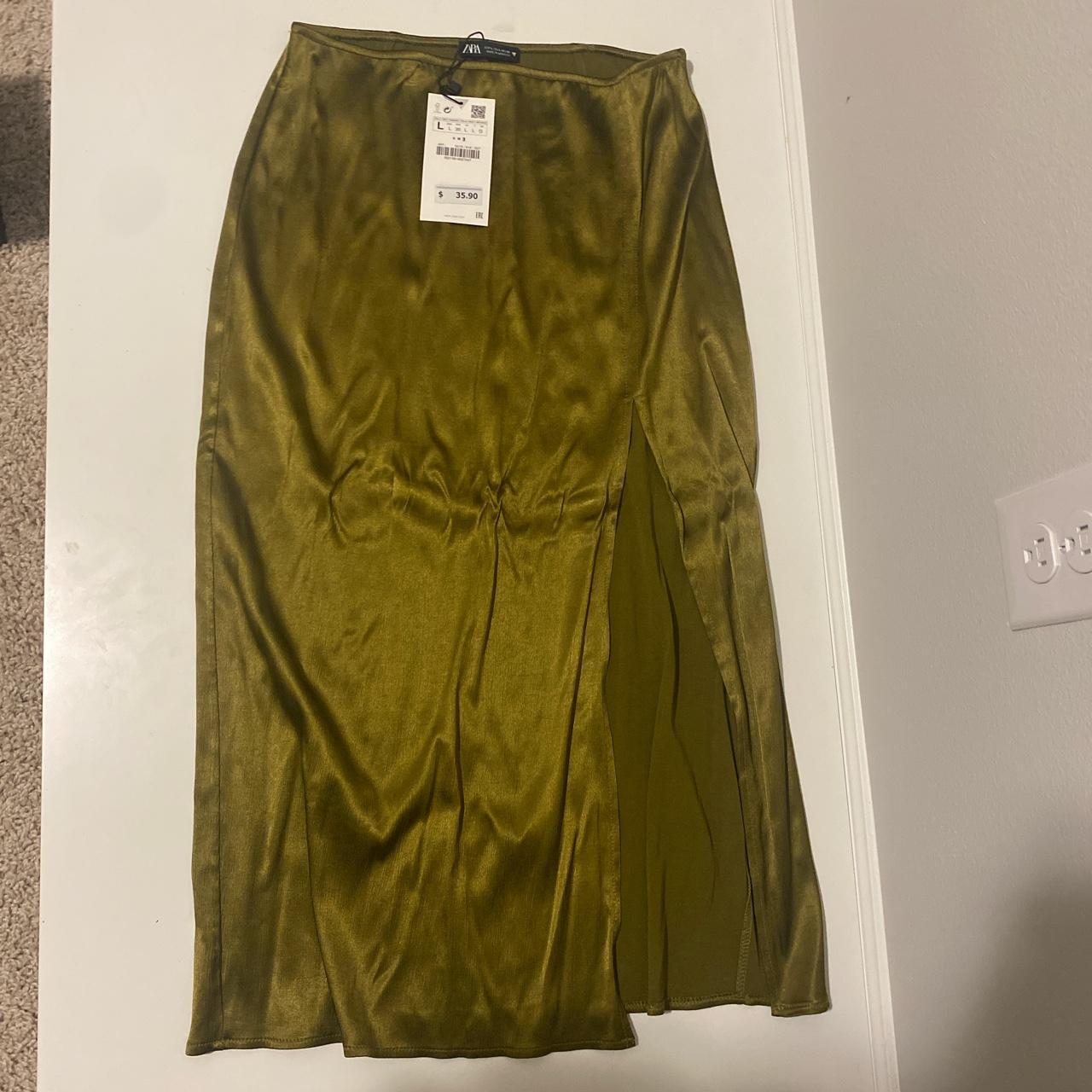 Zara Women's Green Skirt Depop